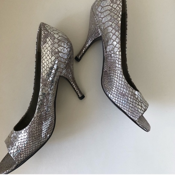 Classic Super Sexy Python Silver Tone BCBG Generation peep toe Pumps. Lux Style! - Picture 3 of 5